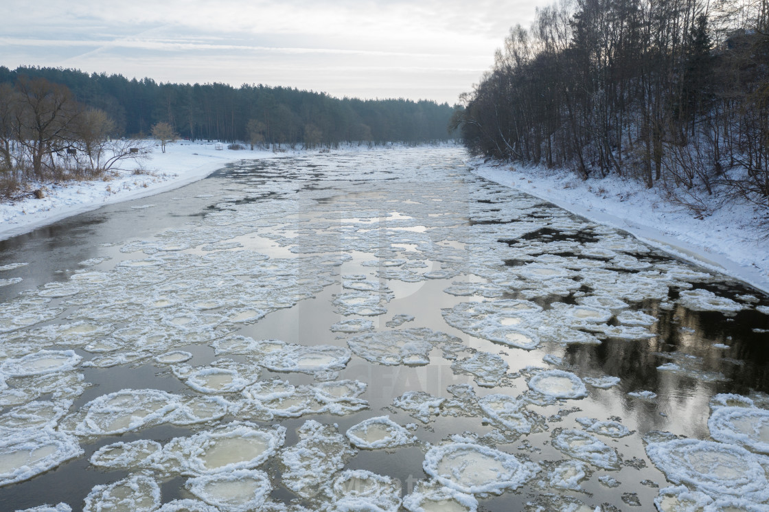 Лёд Чудского озера кругами фото